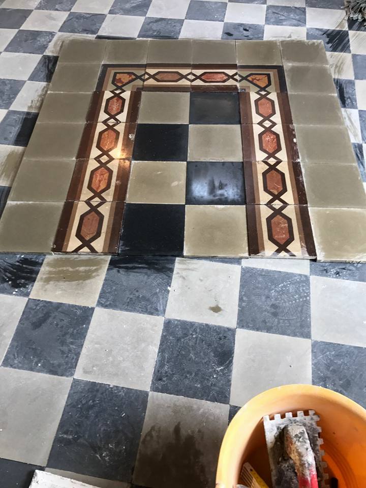 delle piastrelle a scacchi di color grigio e nero con i bordi delle piastrelle di color bianco e marrone