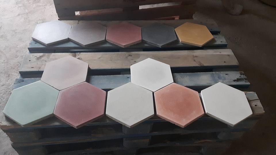 delle piastrelle a esagono di vari colori