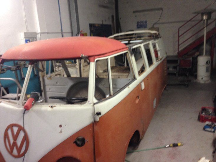 un Van bianco e arancione Wolkswagen