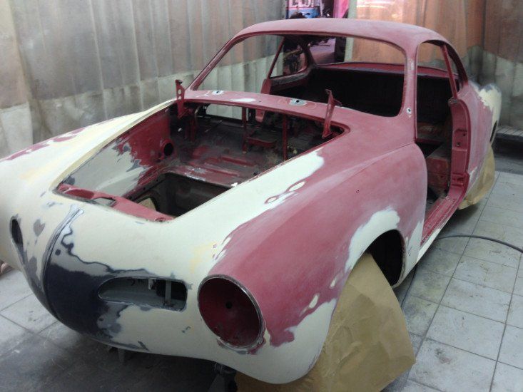 una carrozzeria di una macchina bianca e rosa