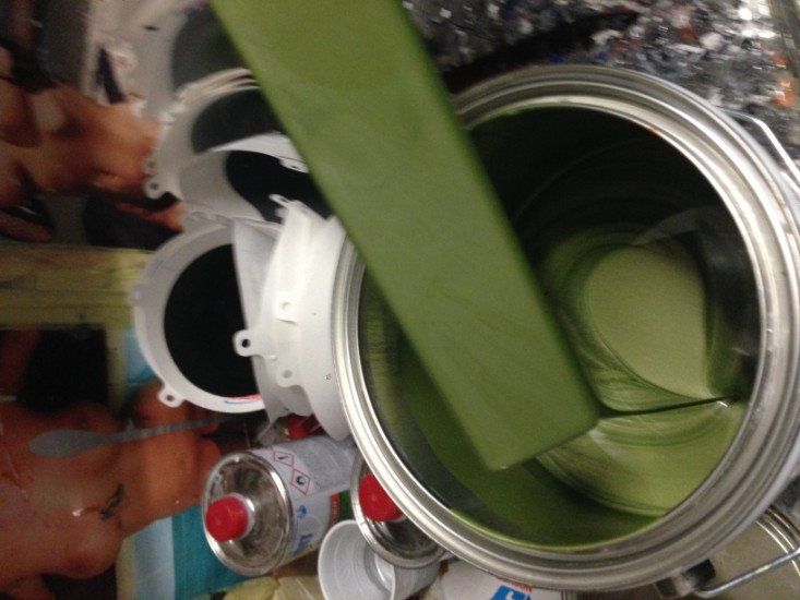 un barattolo di vernice verde