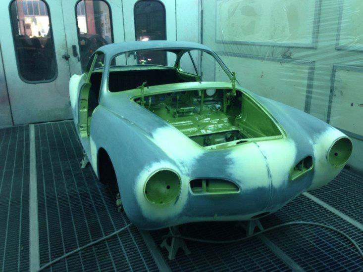 una carrozzeria di una macchina bianca grigia e verde