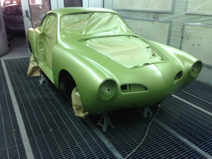 la carrozzeria di una macchina verniciata di verde