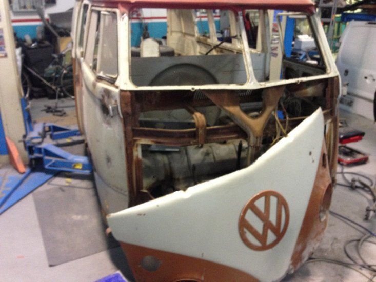un Van bianco e arancione Wolkswagen smontato