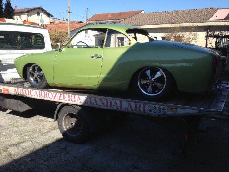 una macchina verde su un carro attrezzi