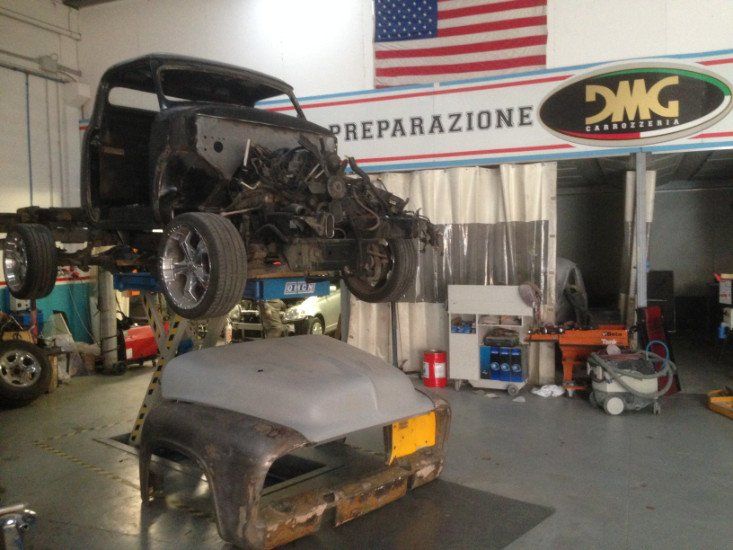 un veicolo senza carrozzeria sul ponte in carrozzeria