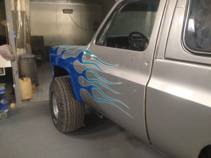 una Jeep Grigia con delle fiamme blu