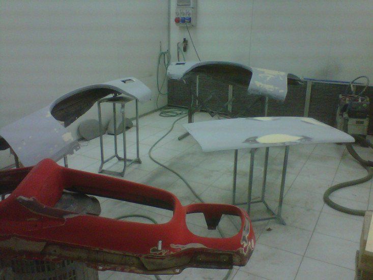 dei pezzi di carrozzeria sparsi e verniciati