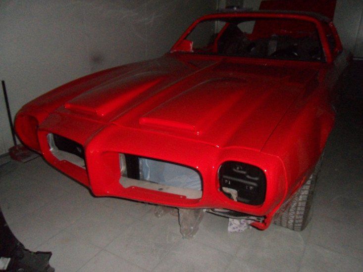 la carrozzeria di una macchina verniciata di rosso