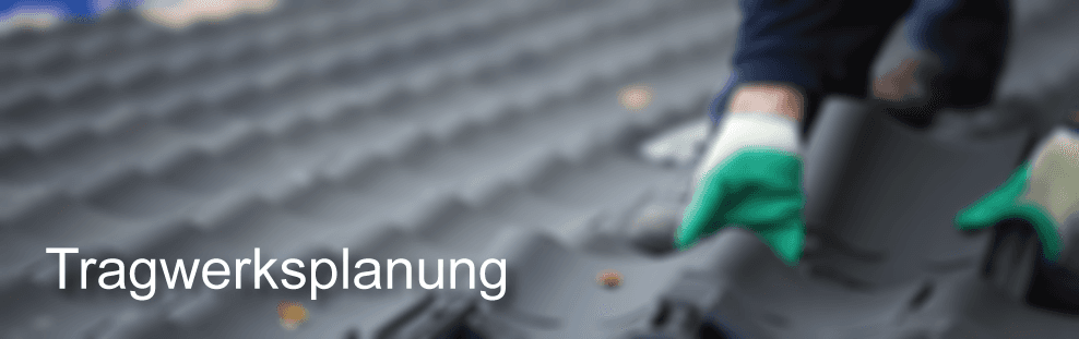 Hände mit grünen Handschuhen arbeiten auf einem grauen Dach, mit dem Text „Tragwerksplanung“.