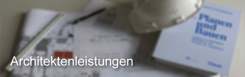 Architekturdokumente und Buch „Planen und Bauen“ mit weißem Bauhelm.