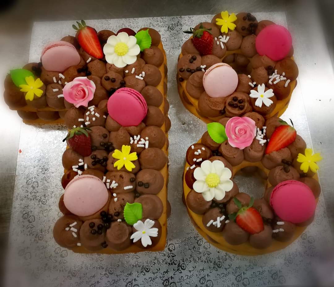 torta per diciottesimo a forma di numero 18
