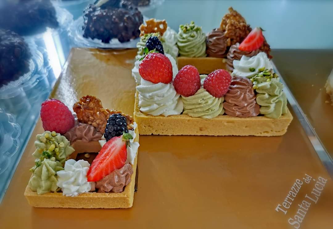 vassoio con gusti vari di gelato