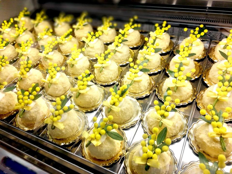 dolci per la festa della mamma con mimosa