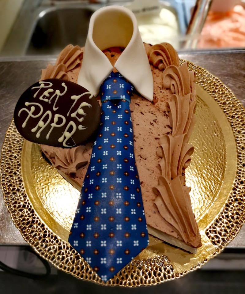 torta personalizzata a forma di cravatta