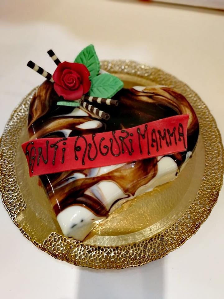 torta gelato con scritta auguri mamma