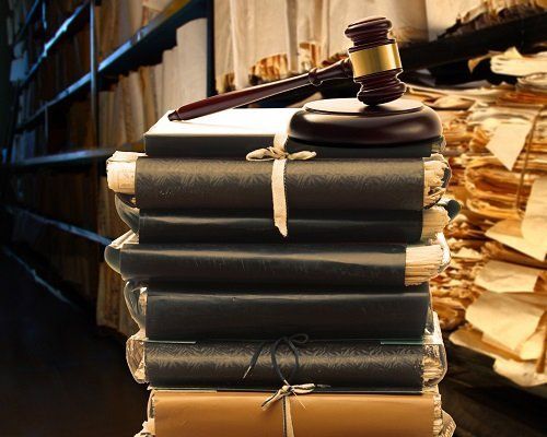 libri e documenti accatastati