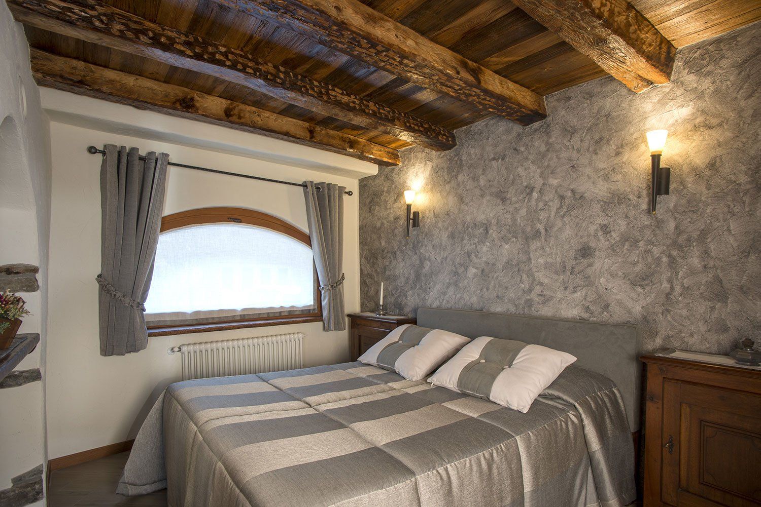 Biancheria da letto a righe bianche e grigie