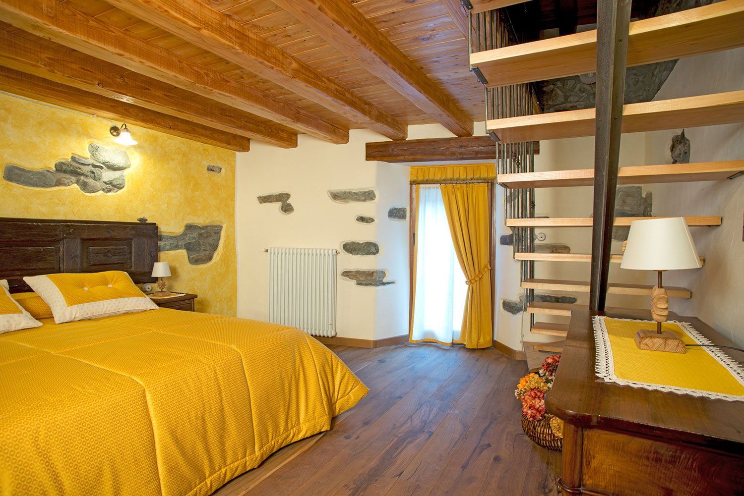 Biancheria da letto gialla abbinata alle tende