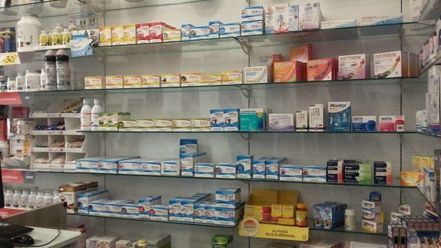 assortimento di multivitaminici in farmacia