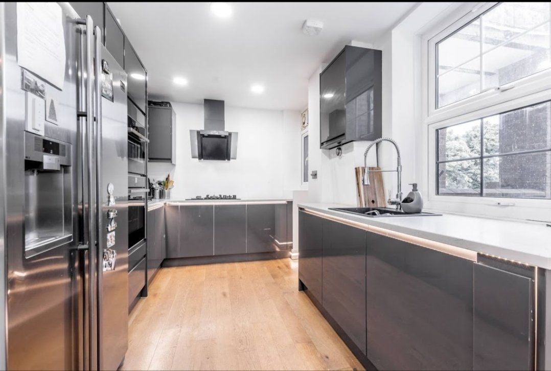 kitchen room design with home appliances