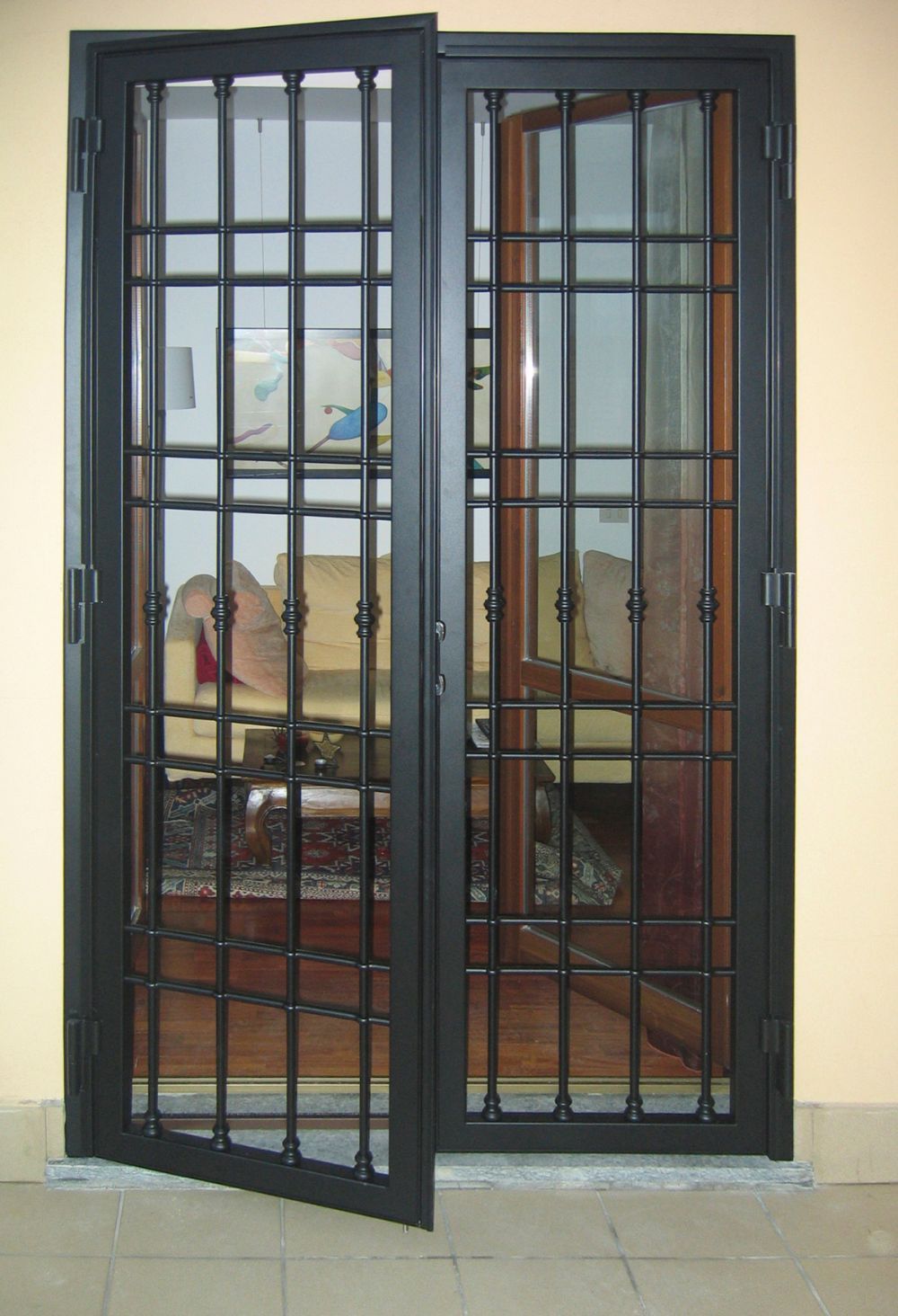 armadio con rivestimenti in legno