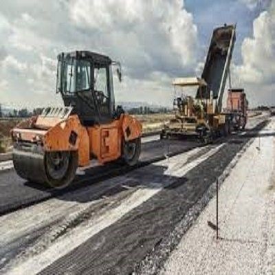 macchinari in funzione durante la realizzazione di una strada