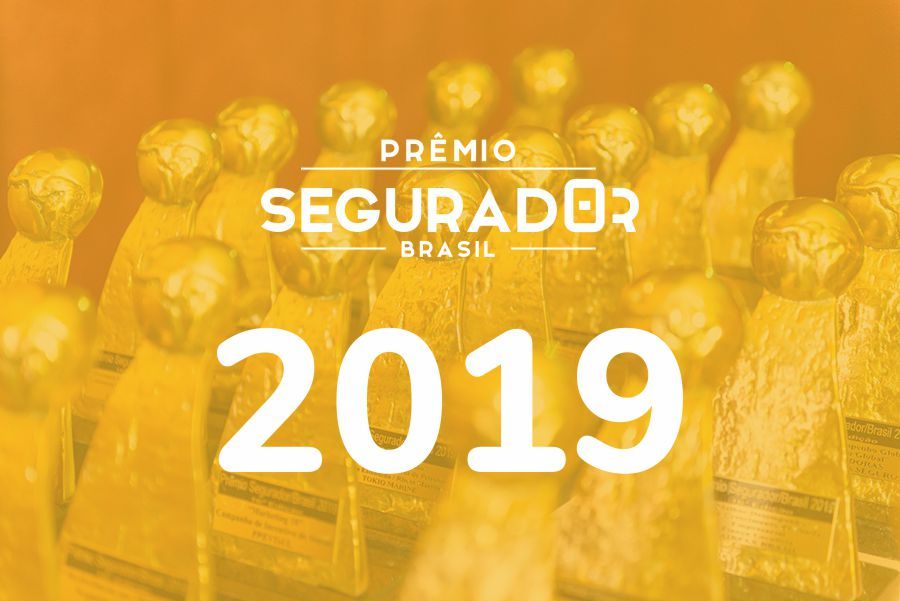 Um monte de troféus de ouro com o ano de 2019 neles.