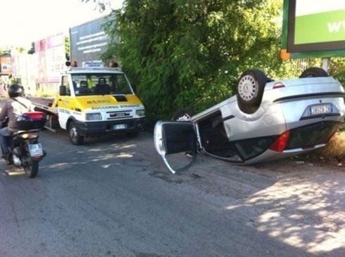 recupero di un'auto ribaltata