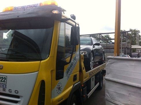 soccorso e trasporto di un'auto incidentata