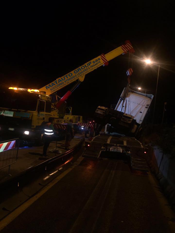 gru impegnata nel recupero di un mezzo di notte