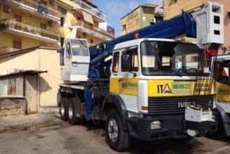 mezzo con gru a noleggio