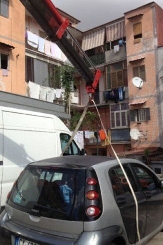 gru un azione nel recupero di un'auto