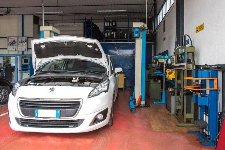 cofano di un auto aperto