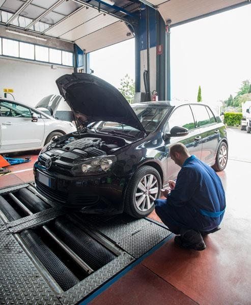 meccanico mentre ripara un auto in officina