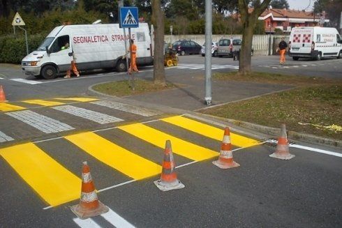 Segnaletica orizzontale su strada per strisce pedonali