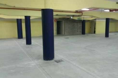 Pilastri in cemento in deposito industriale