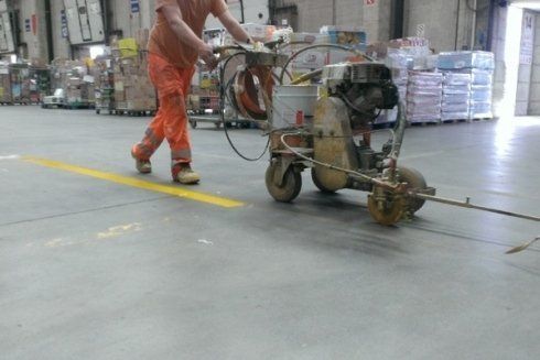 Realizzazione di segnaletica per un capannone industriale