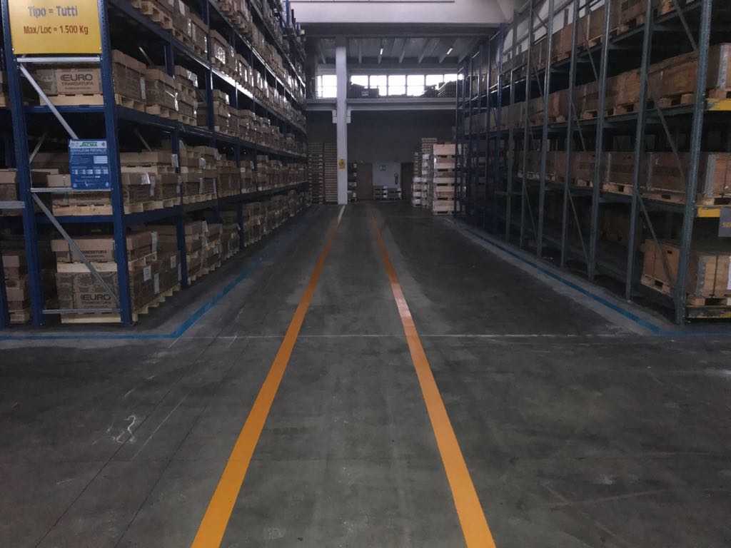 Segnaletica orizzontale in vernice gialla