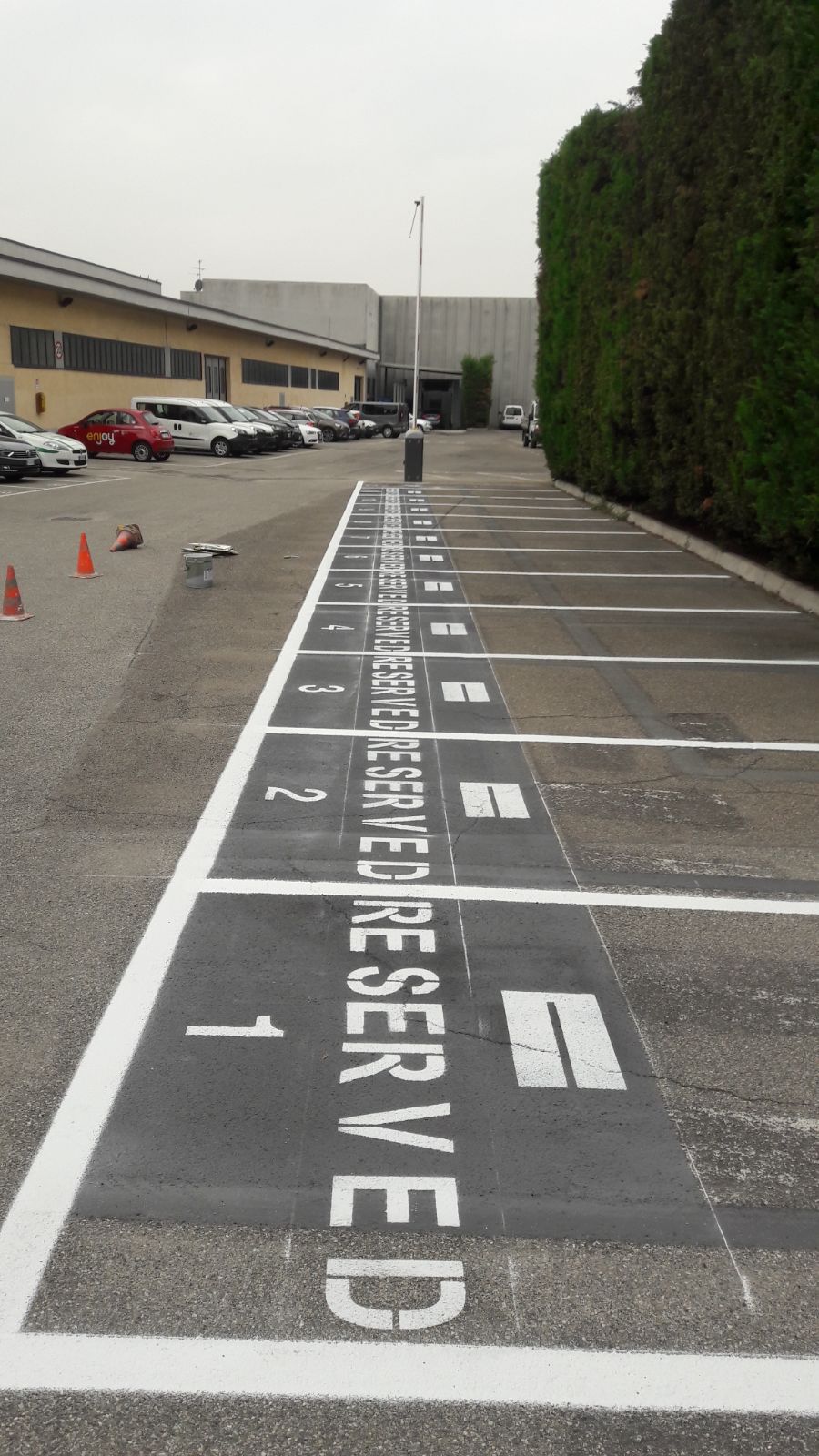 Segnaletica per un parcheggio riservato