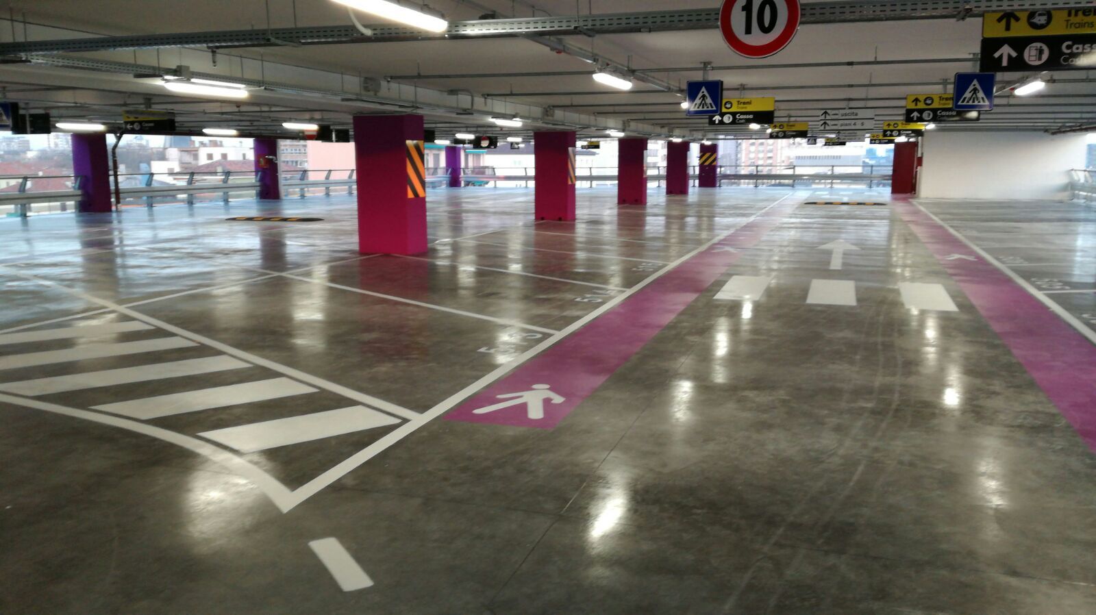 Segnaletica in parcheggio sotterraneo