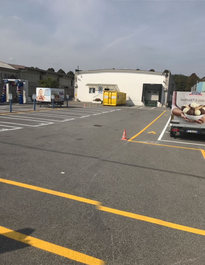 Parcheggio con segnaletica stradale