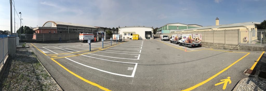 Parcheggio con segnaletica orizzontale
