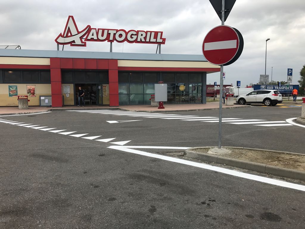 Segnaletica orizzontale all'esterno di un Autogrill