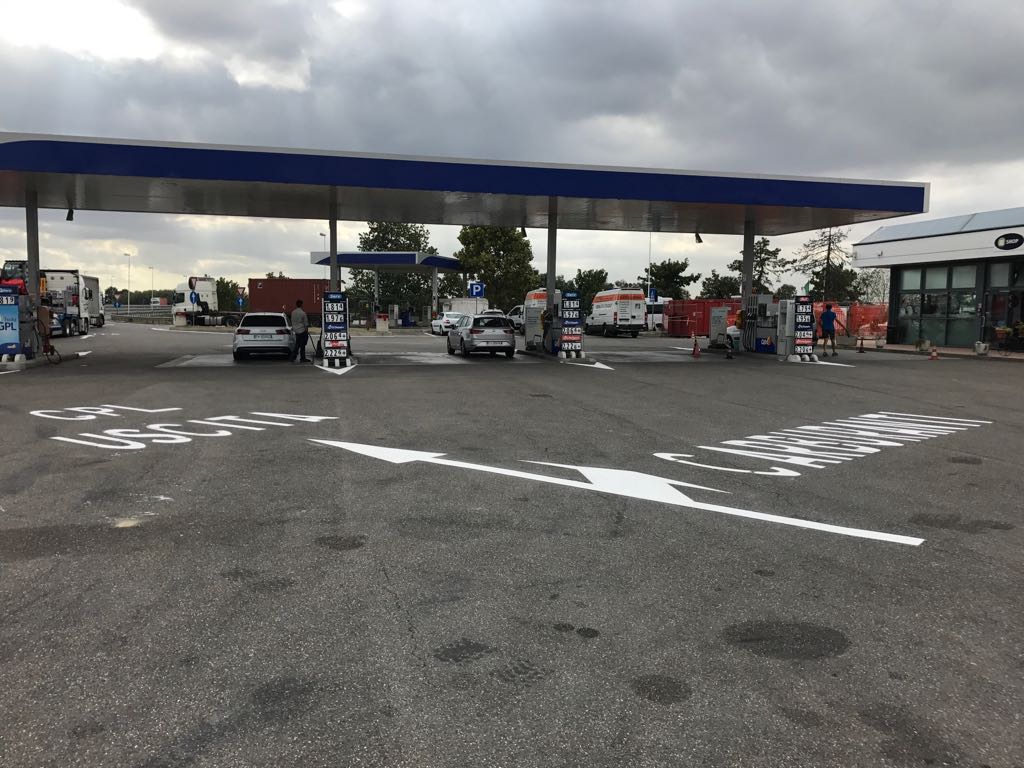 Segnaletica orizzontale su asfalto