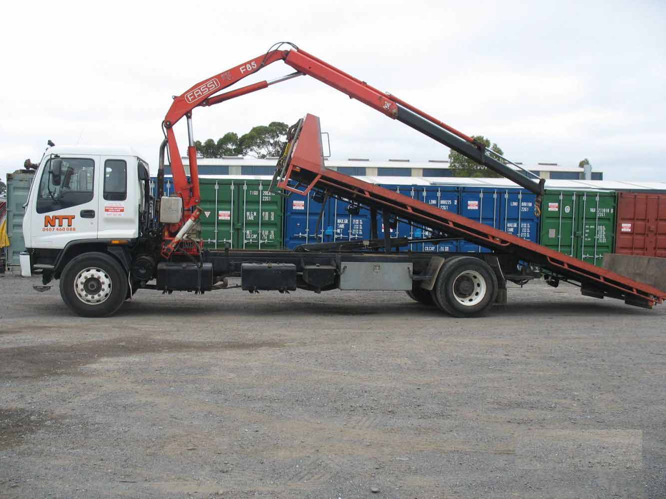 heavy equipment hauler with hydraulic bed