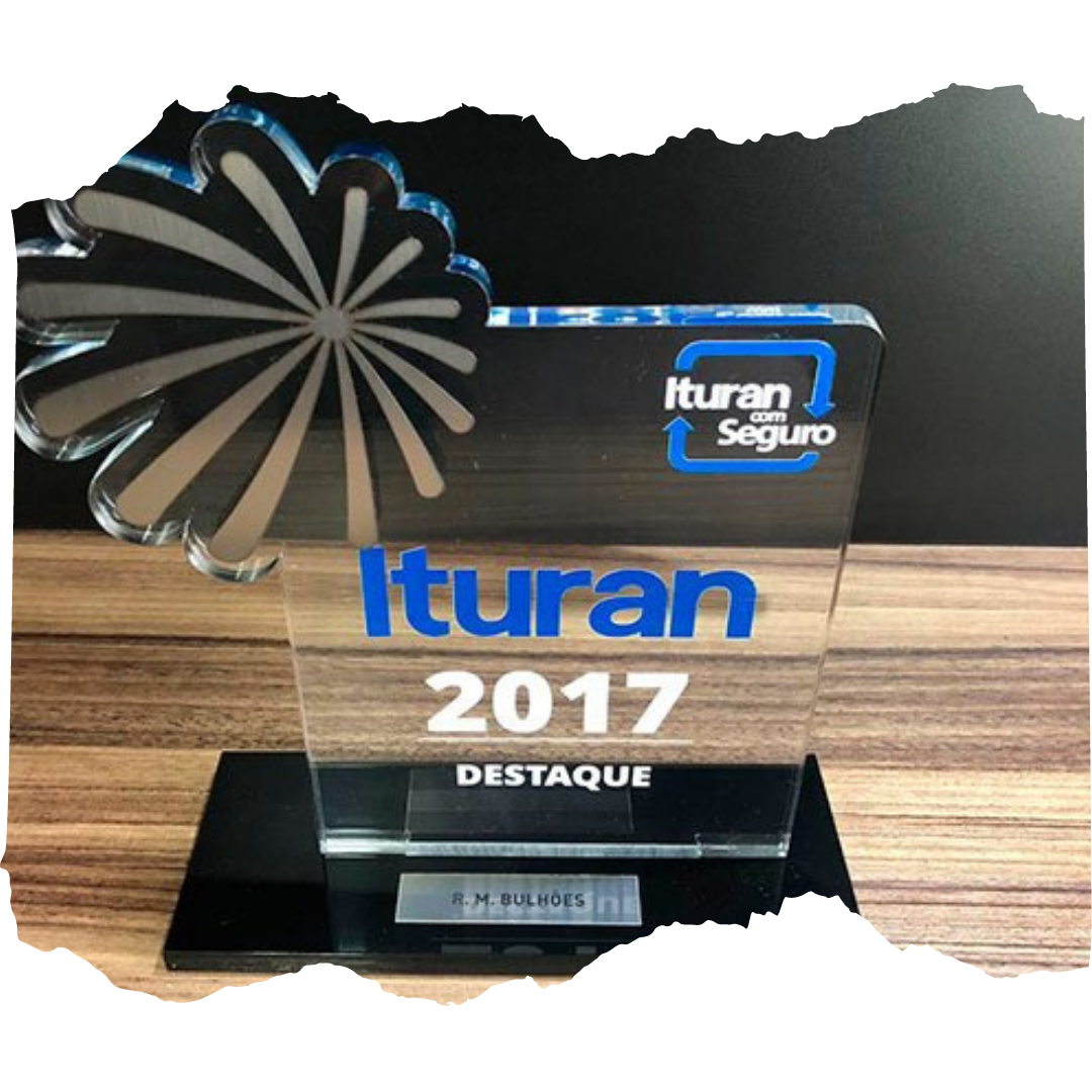 Imagem de um troféu da ITURAN mostrando destaque nas vendas de rastreador em 2017