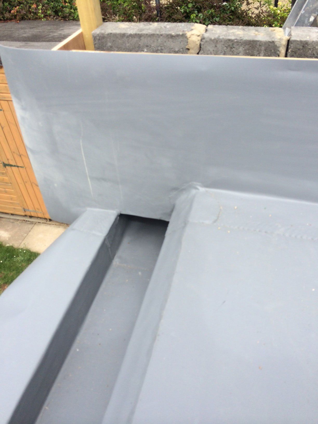 Roof gutter