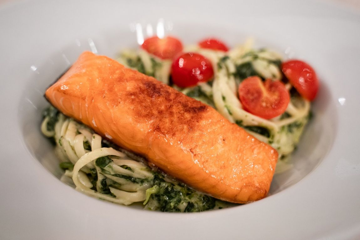 Lachsfilet auf Linguinenudeln