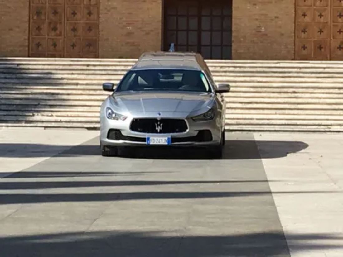 auto per il trasporto della salma